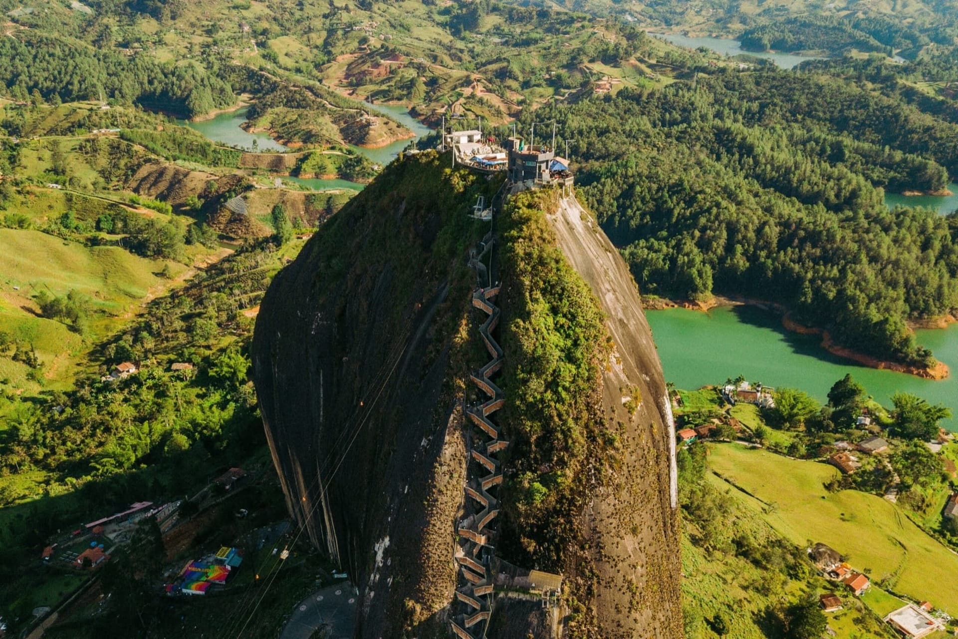 Historia de la Piedra del Peñol: de roca sagrada a ícono de Colombia